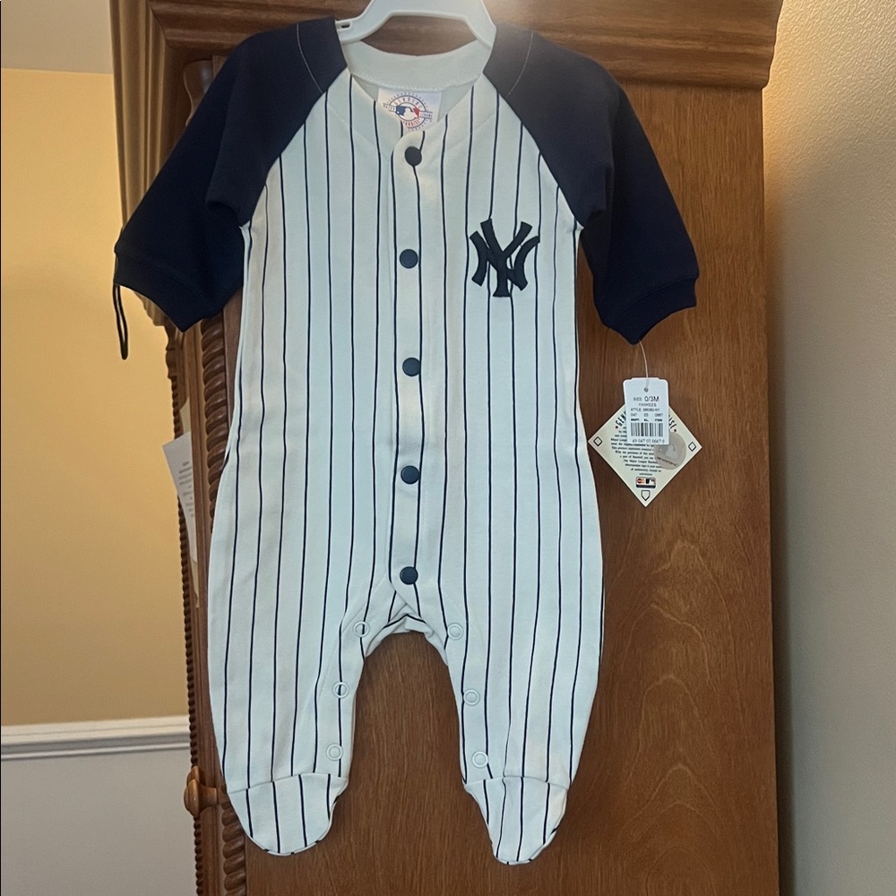 NWT New York Yankees Pinstripe Onsie with blue sleeves and stripes 0-3 months